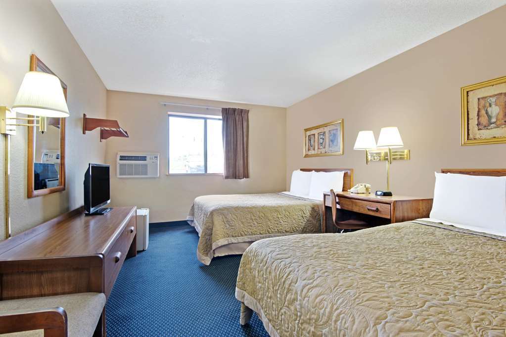Super 8 By Wyndham St. Clairsville Oh/Wheeling Wv Area Room photo