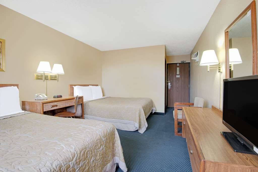 Super 8 By Wyndham St. Clairsville Oh/Wheeling Wv Area Room photo