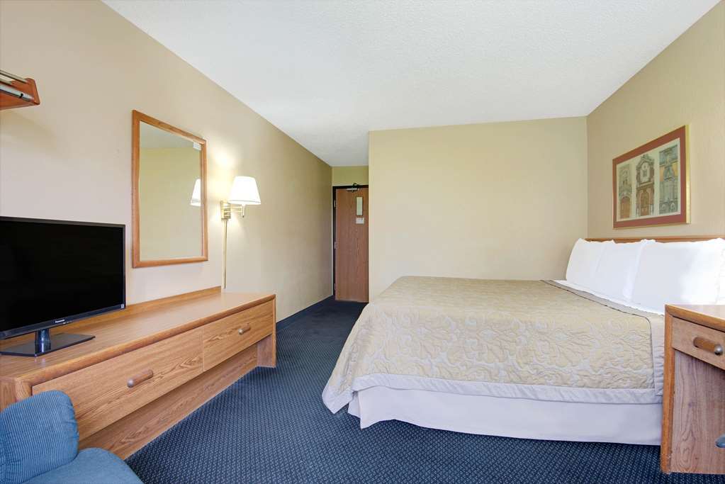 Super 8 By Wyndham St. Clairsville Oh/Wheeling Wv Area Room photo